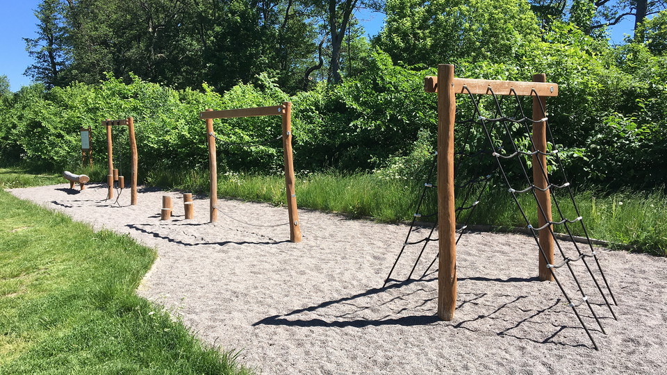 En balans- och motorikbana med stationer i trä.