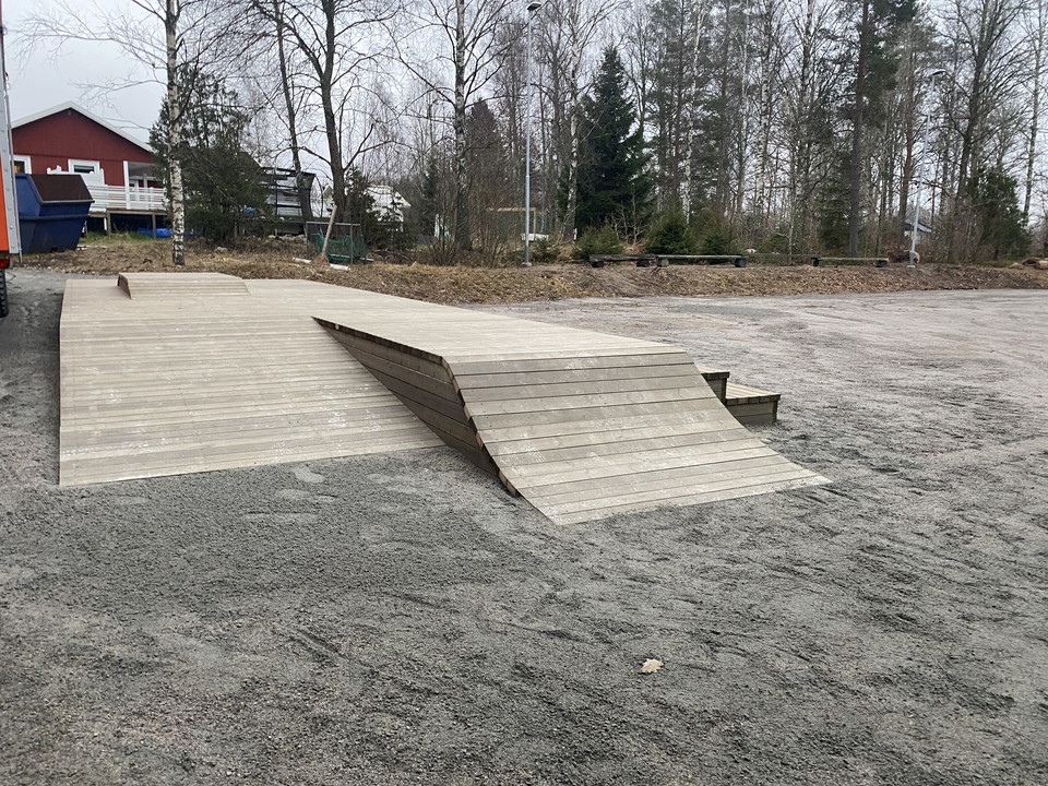 Cykellek, scen eller sittplats vid spolad isbana/grusplan