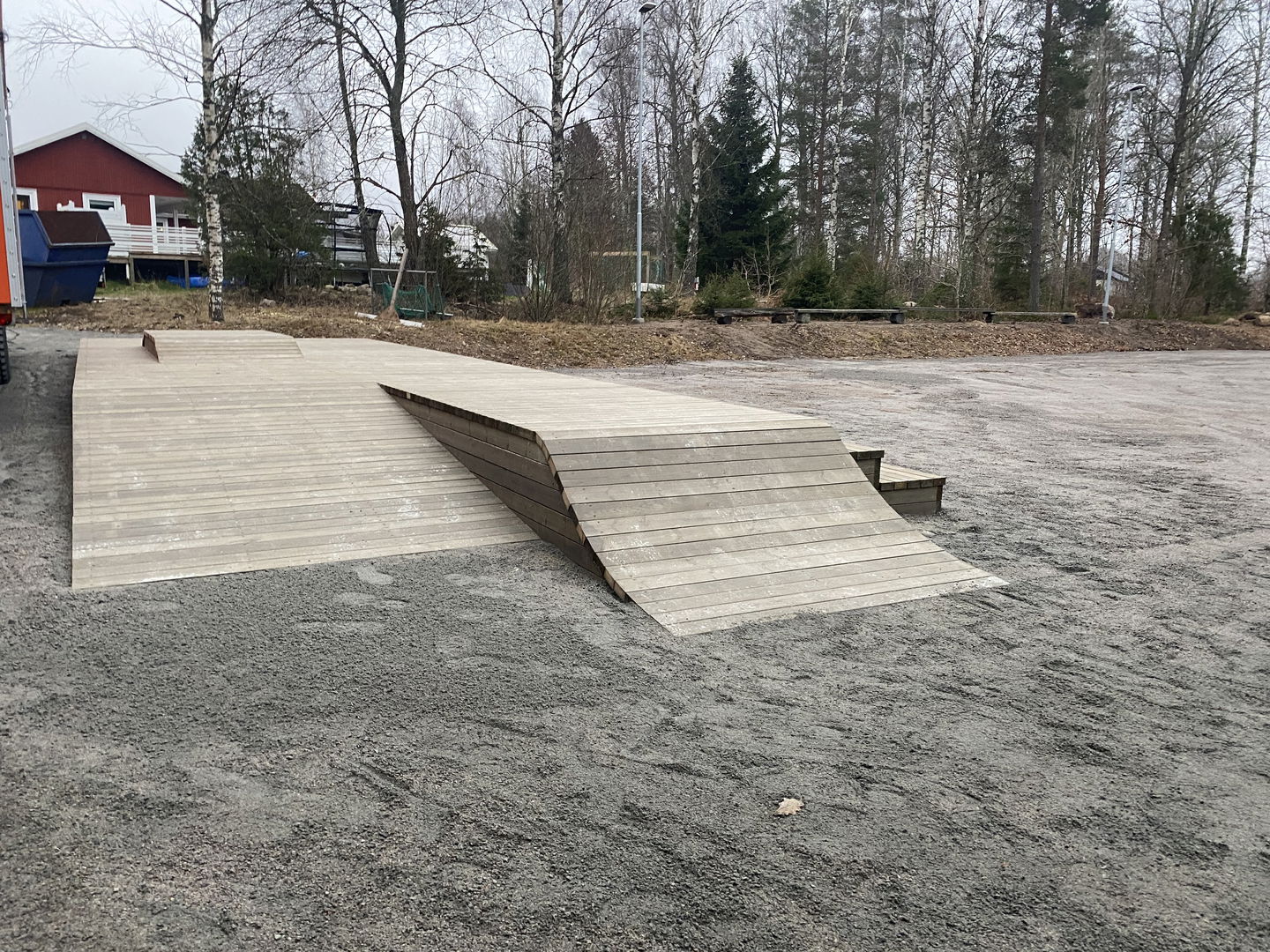 Cykellek, scen eller sittplats vid spolad isbana/grusplan