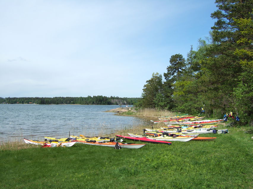 Ett kajaksällskap har lagt till på Ängsö