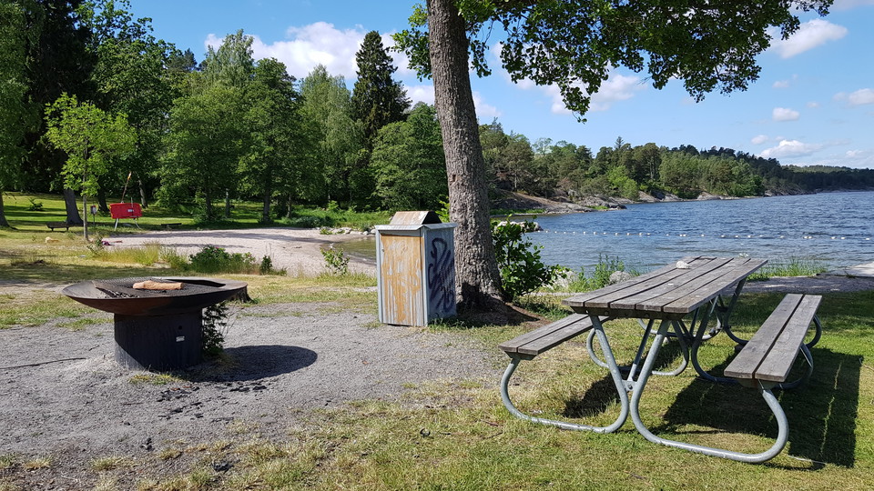 Grillplats vid Södergarnsbadet. Foto Lidingö stad