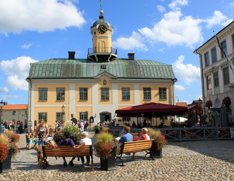 Folkliv på Rådhustorget, rådhuset i bakgrunden