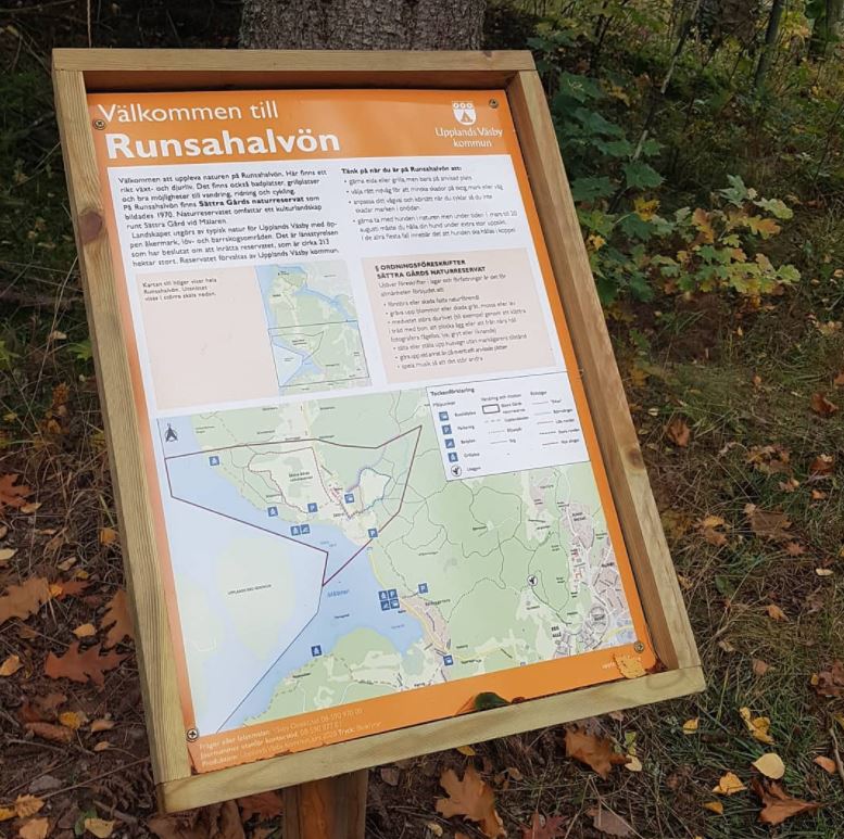 En av de nya besöksskyltarna i fält