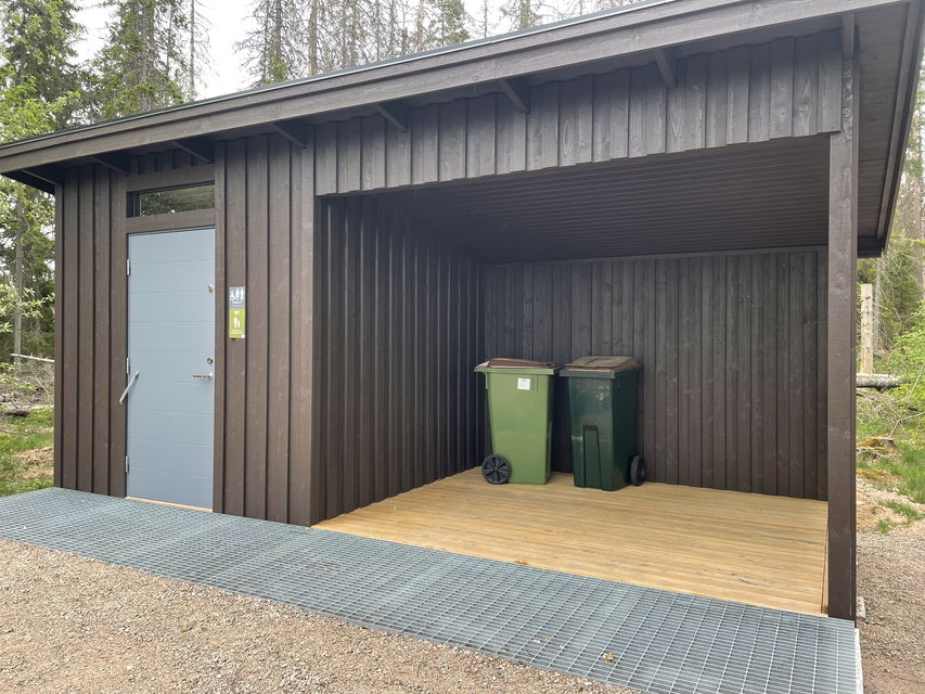 Tillgänglighetsanpassat dass med soptunnor