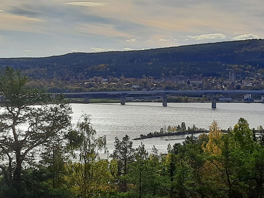 Utsikt mot Sundsvallsbron från Tomtebergets vindskydd