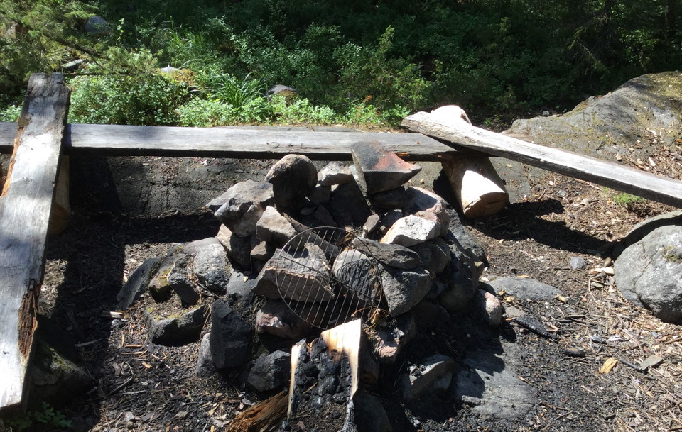Här finns en enkel grillplats. Ta med egen ved.