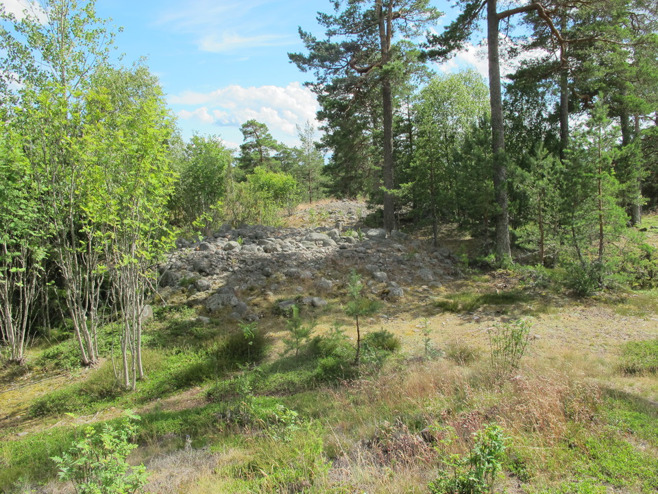 Gravhögar vid processionsvägens ände. 
