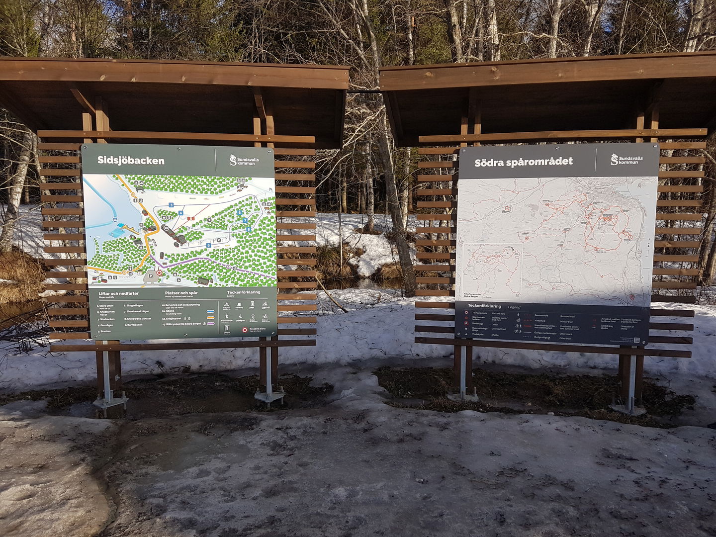 Informationstavlor med spårkarta och information om Sidsjöbacken