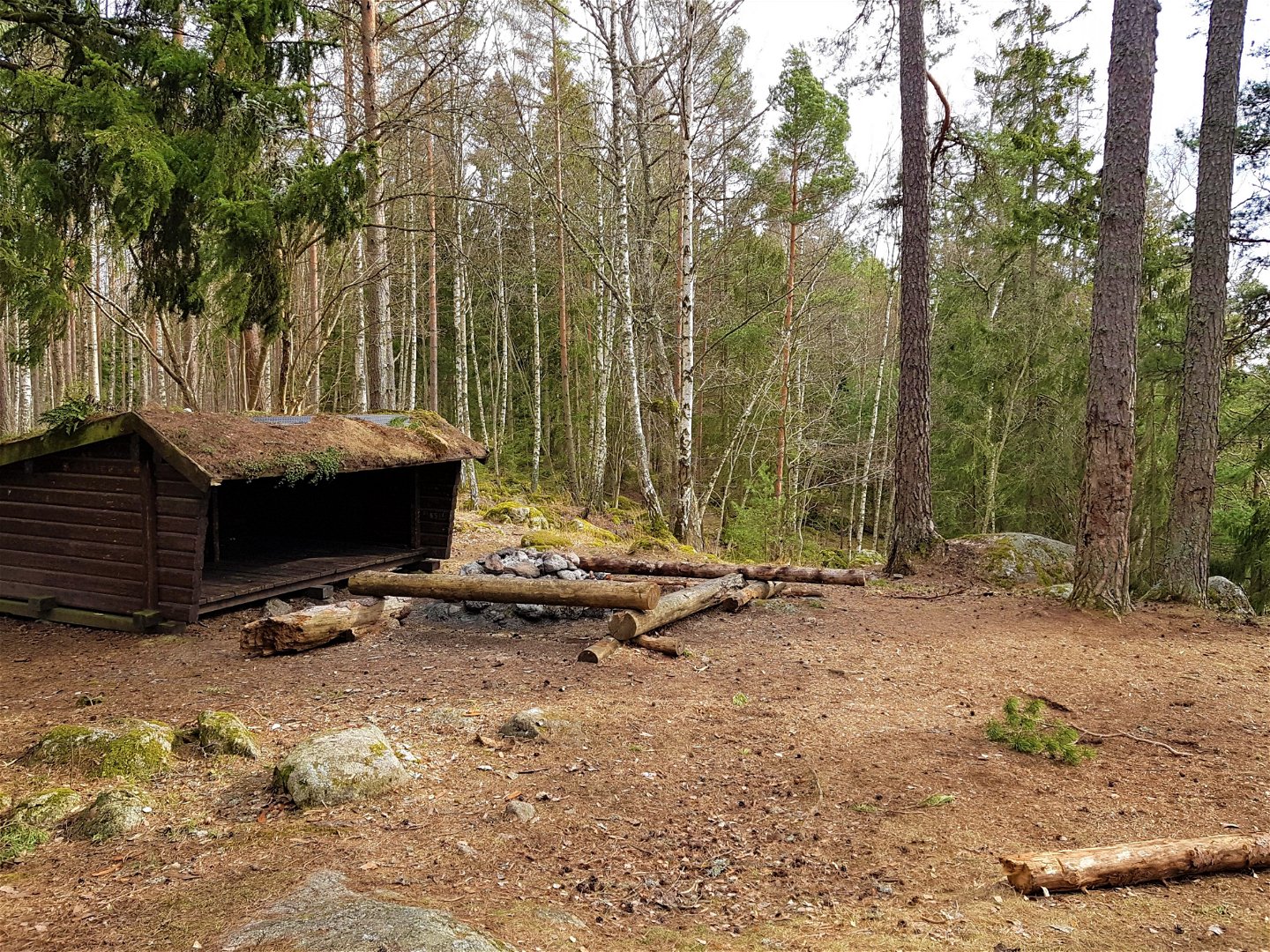 I Sättra Gårds naturreservat finns flera grillplatser med vindskydd som ligger utmed Upplandsleden.