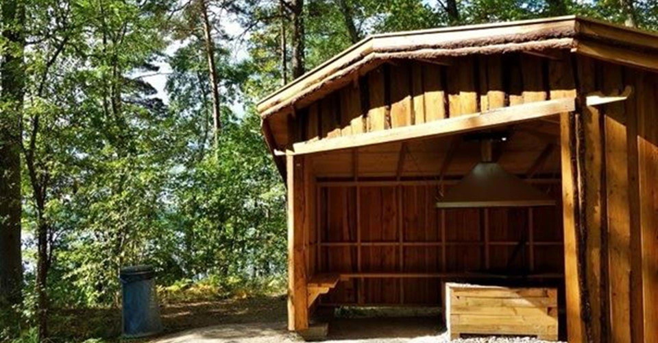 Rastsplats under tak Jaktstugeudden Viggeby
Etapp: Brokind-Viggeby
Linköping