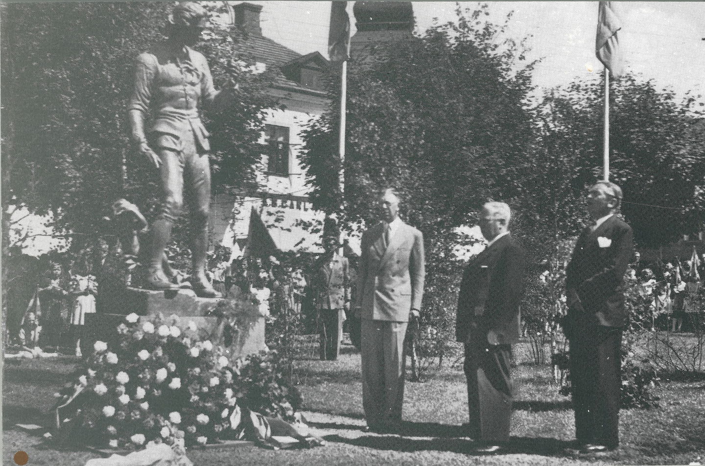 Kronprins Gustav Adolf intill Linnéstatyn när den invigs i juli 1946 på Stortorget i Älmhult. Vid foten på statyn ligger en stor blomsterkrans.
