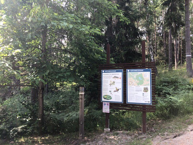 Informationsskylt vid östra entrén till Abborrträsk naturreservat 