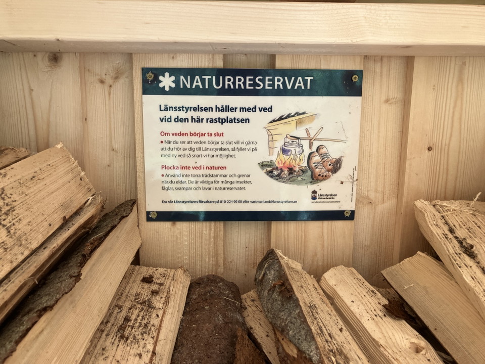 Skylt i vedförråd