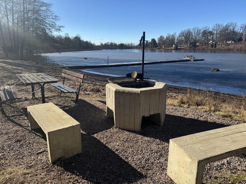 En grillplats med betonggjutna bänkar.