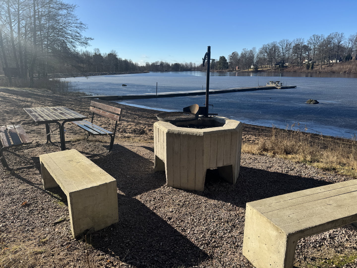 En grillplats med betonggjutna bänkar.