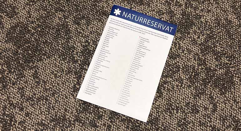 Krysslista som ligger på golvet.