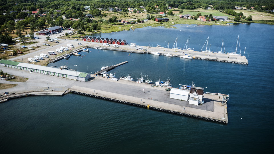 Flygbild över båthamnen i Sandhamn
