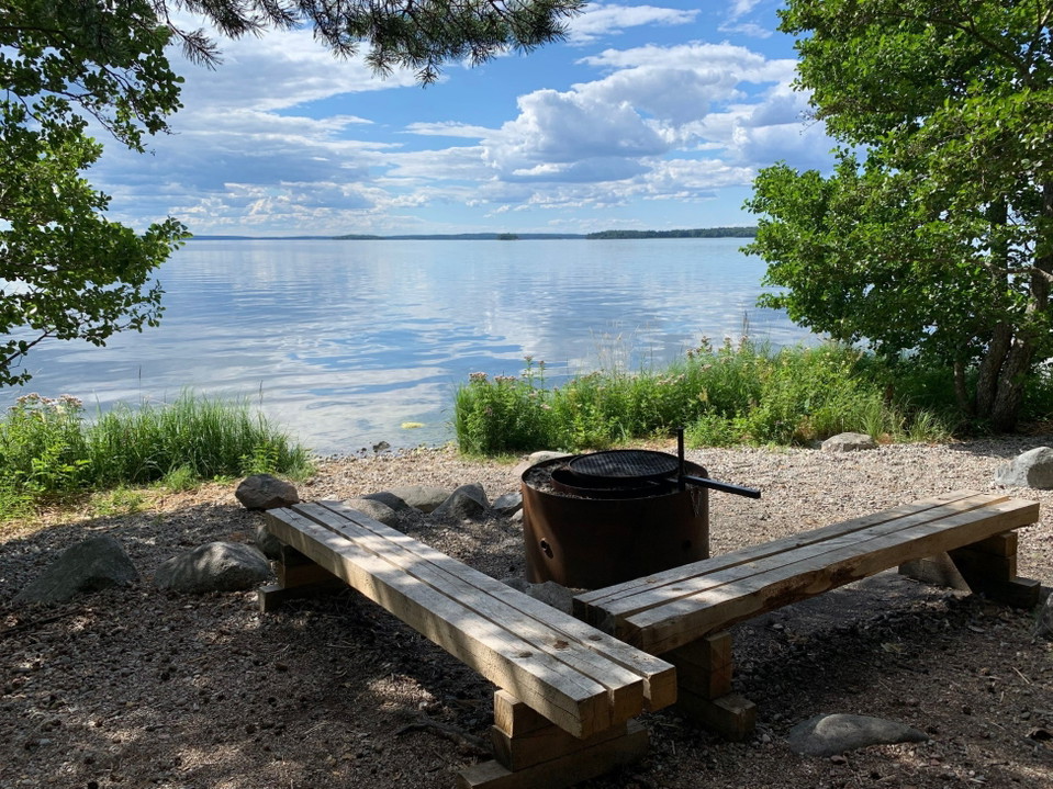 Vid eldplatsen i naturreservatet Adelsö-Sättra har man fantastisk utsikt över Mälaren.