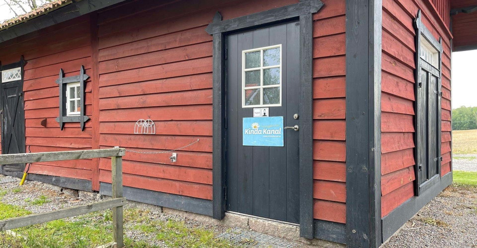 I Kinda Kanals servicehus vid östra sidan om väg 687 finns tillgång till dricksvatten och toalett.
Hamra sluss.
Etapp Hovetorp-Vidingsjö
Linköping