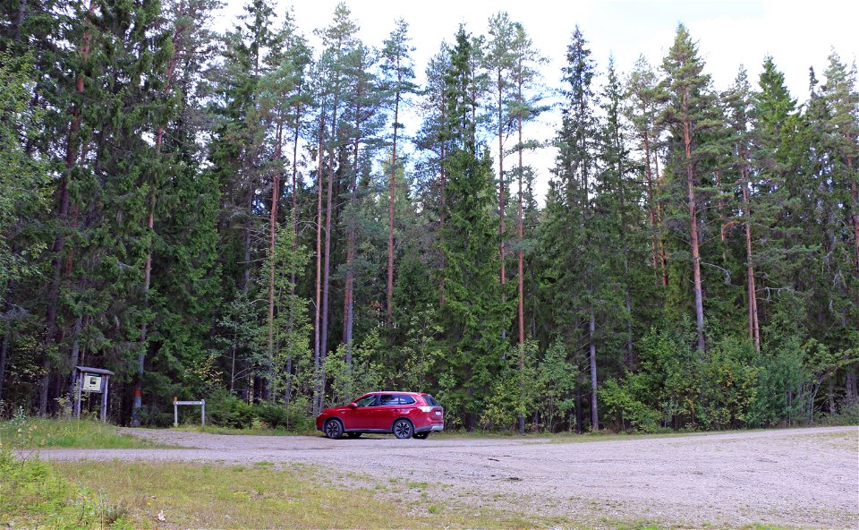 Bil parkerad på parkeringen intill naturreservatet.