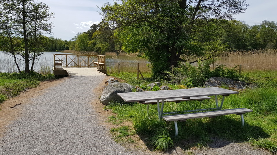 Picknickbord nära bryggan. Foto Lidingö stad