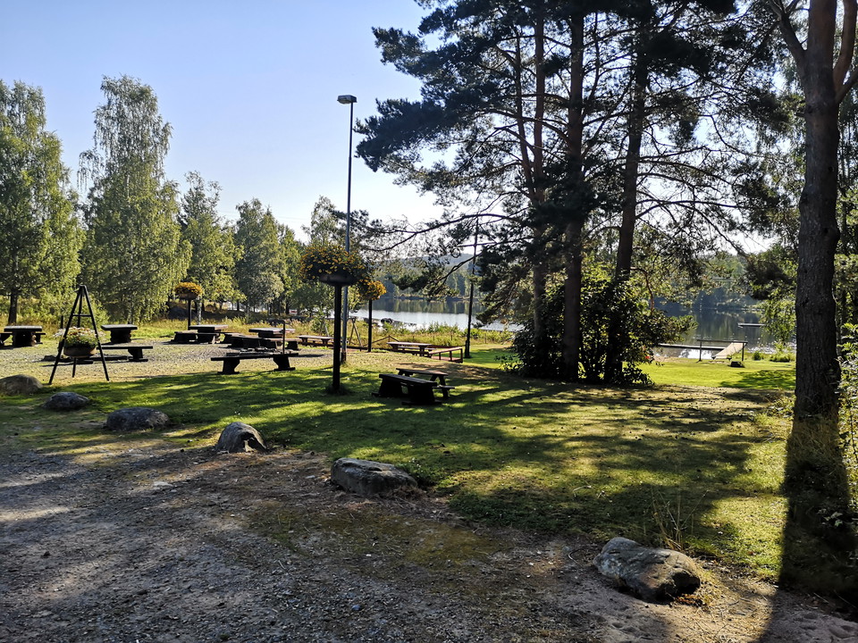 Bänkbord och parkering