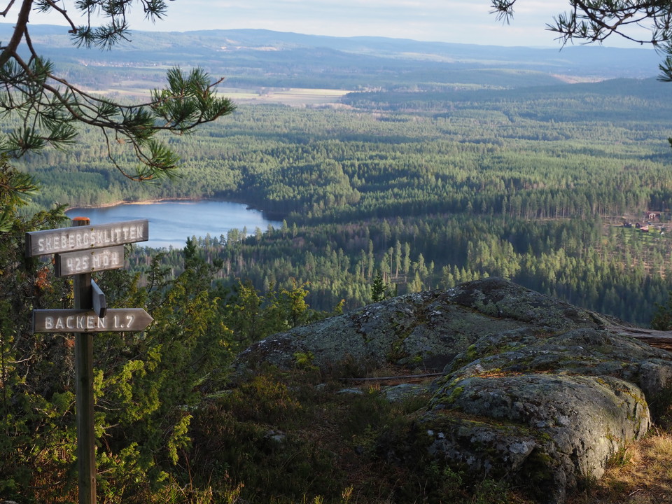 Vy över Sisstjärn och Östanmor till höger, Sjöbotten i bakgrunden