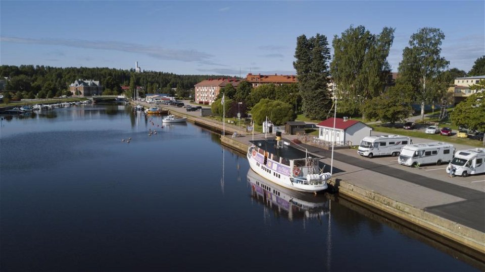 Söderhamns gästhamn med båten M/S Moa