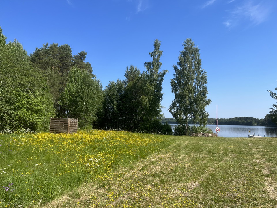 Vy över badplatsen med omklädningshytt
