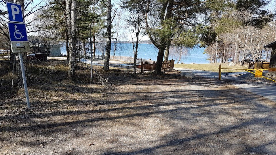 Nedre parkeringen vid Fågelöuddebadet. Foto Lidingö stad