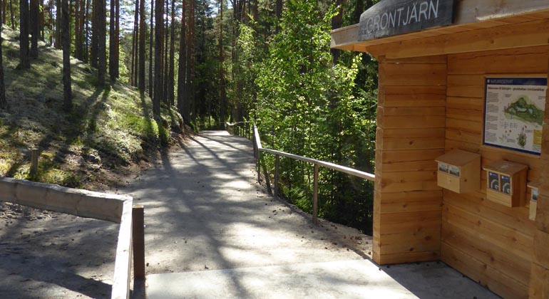 En hårdgjord stig leder från parkeringen ner till den tillgängliga rastplatsen vid stranden.