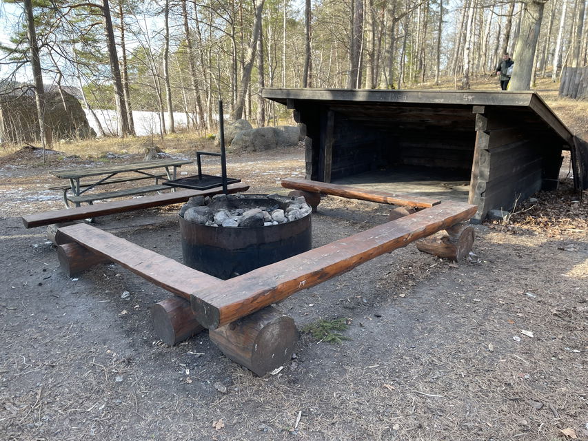 Ett av vindskydden vid Jaktstugeudden. 