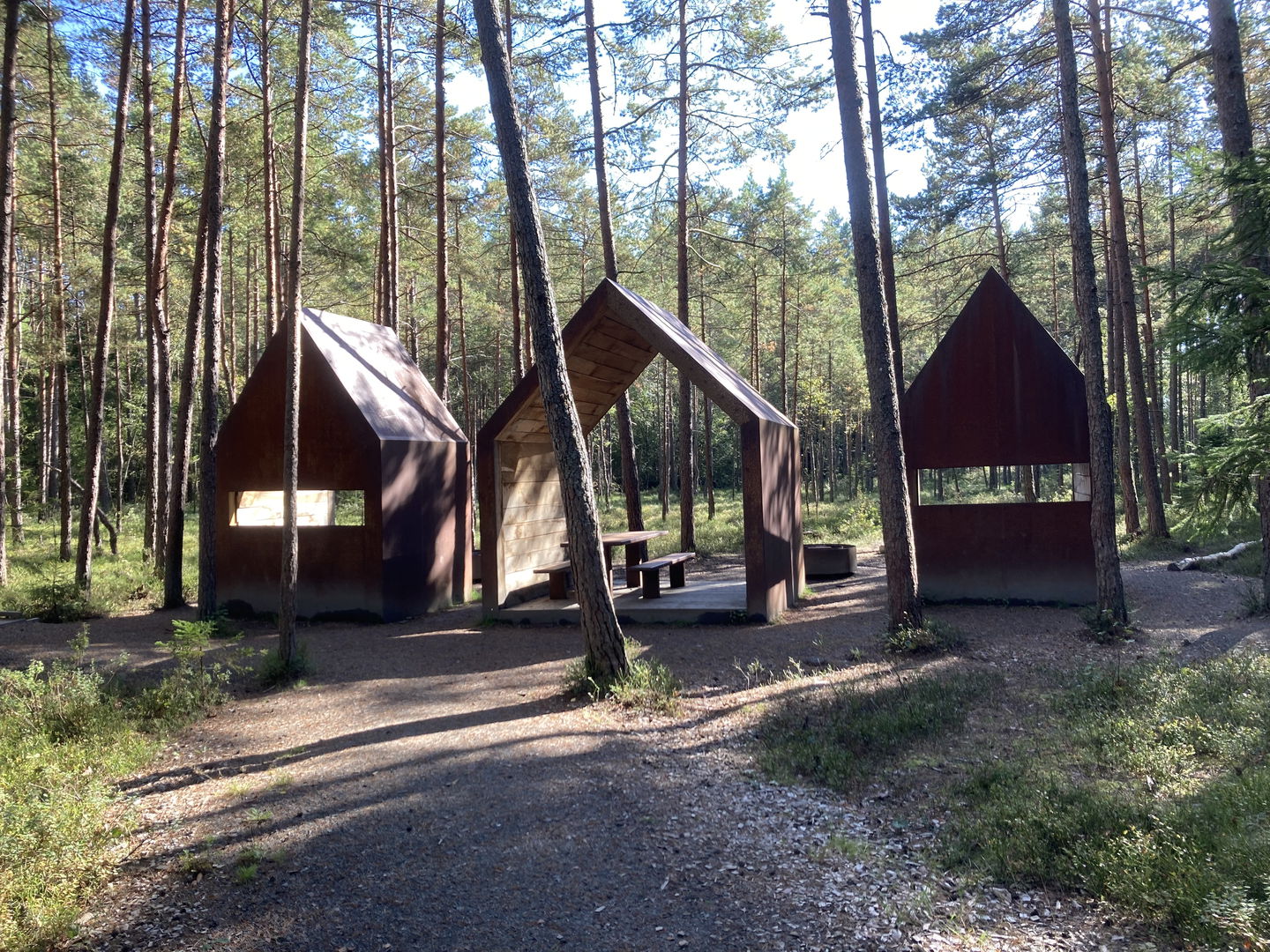 Tre vindskydd på en mosse