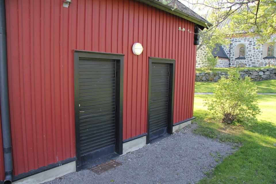 Två toaletter som håller öppet när kyrkan är öppen.