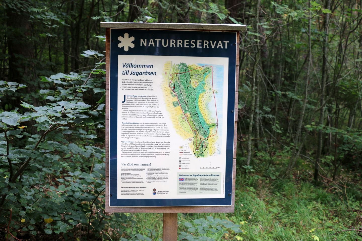 Informationstavla över naturreservatet.
