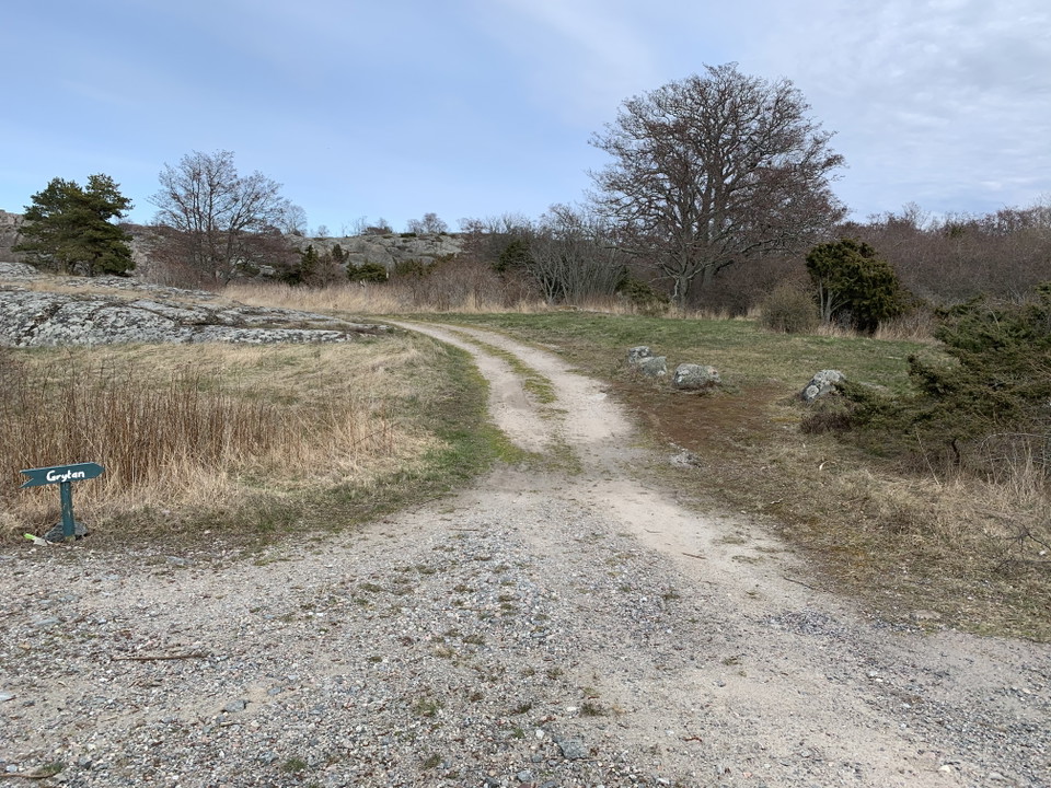 Hårt packad sand/grus på "uppfarten" till rast- och tältplatserna.