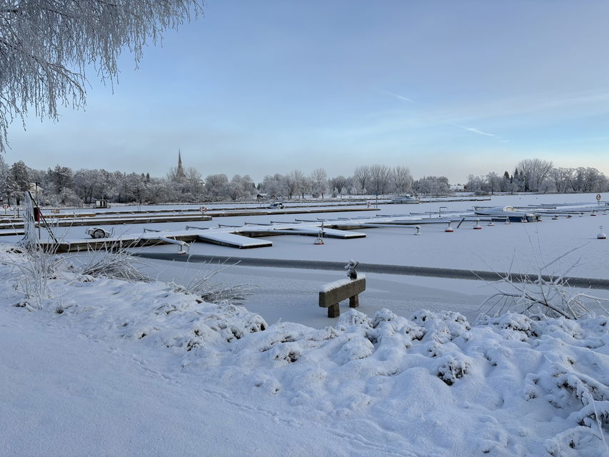 Vy över hamnen i vinterskrud