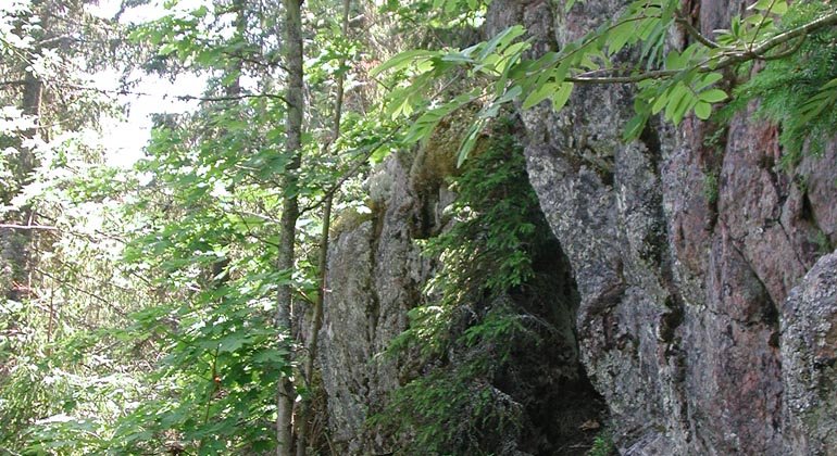I Blacksås är naturen dramatisk med klippor och branta stup.