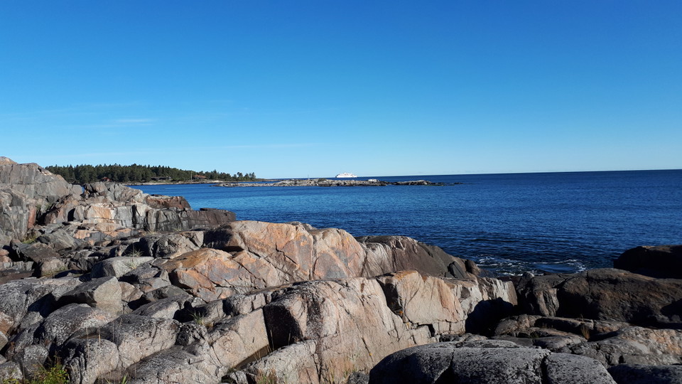Tullviksbäckens naturreservat med utsikt mot farleden i norr. 