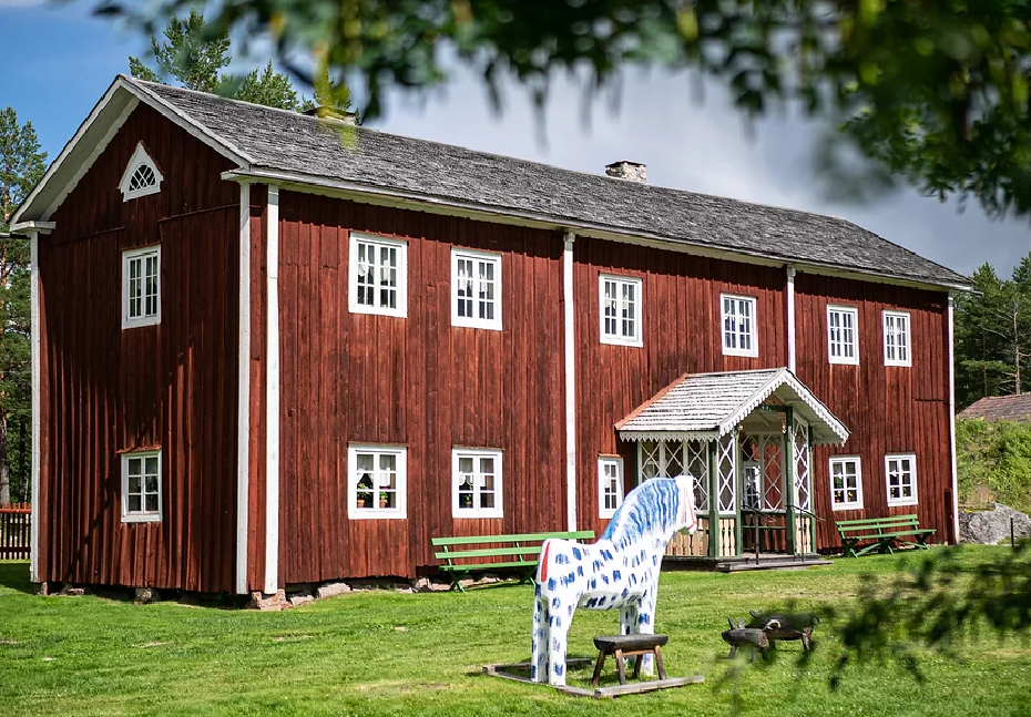 Fågelsjö gammelgård, Bortom Åa