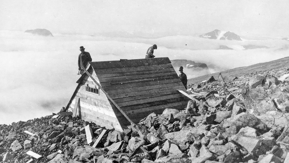 Bygget av toppstugan 1924.