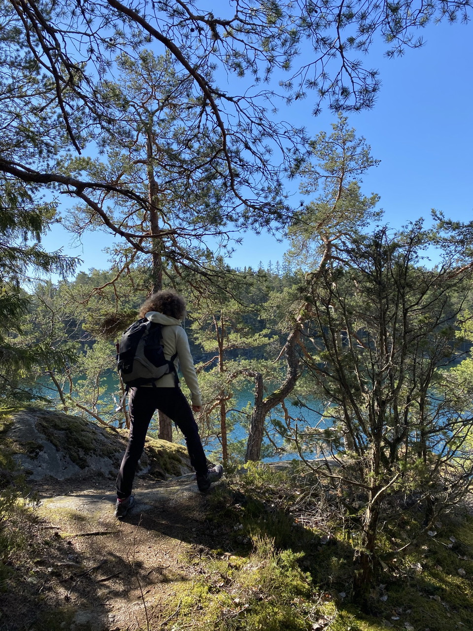 Kvinna går på stig