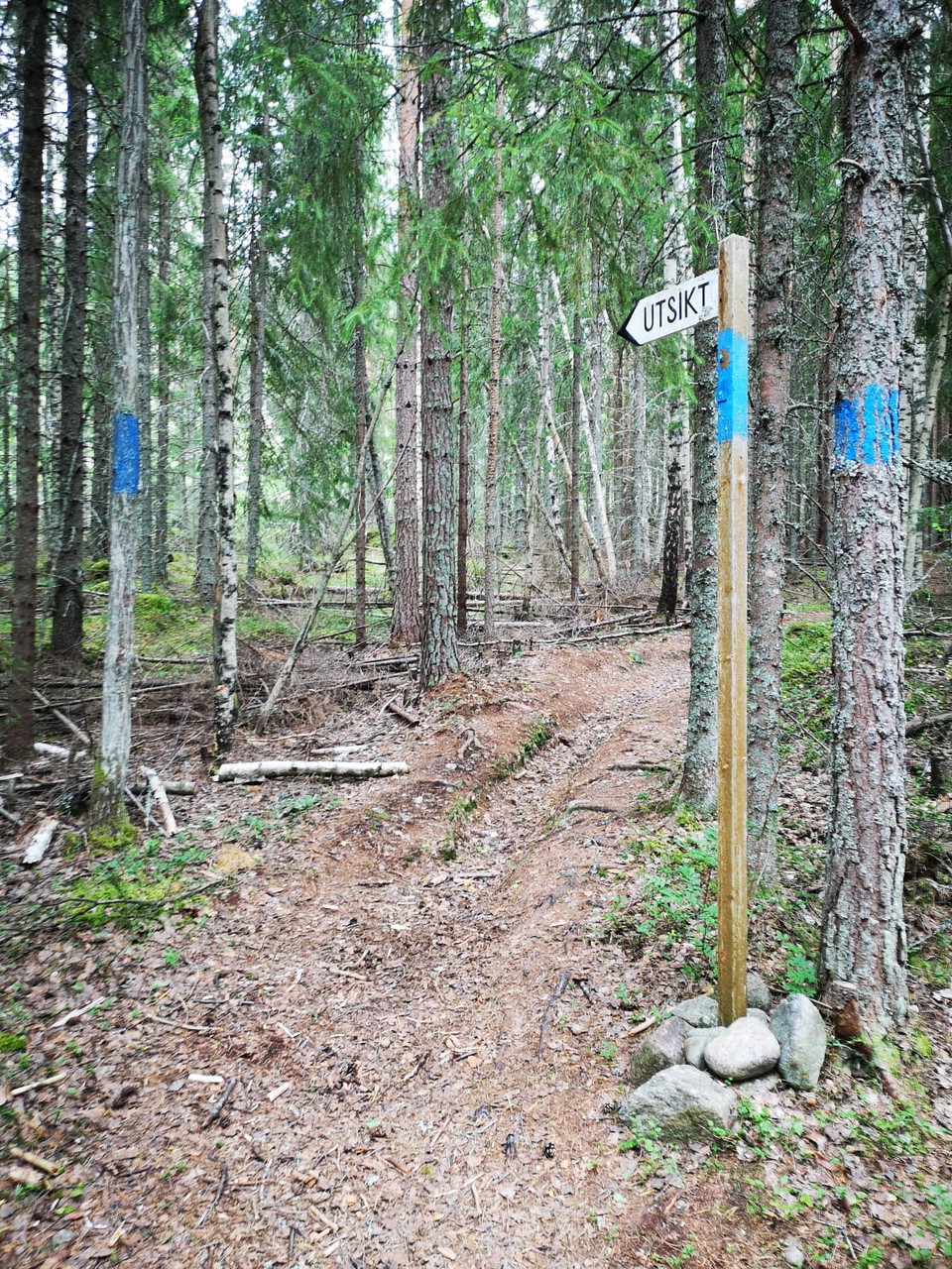 Skylt där stigen svänger vänster