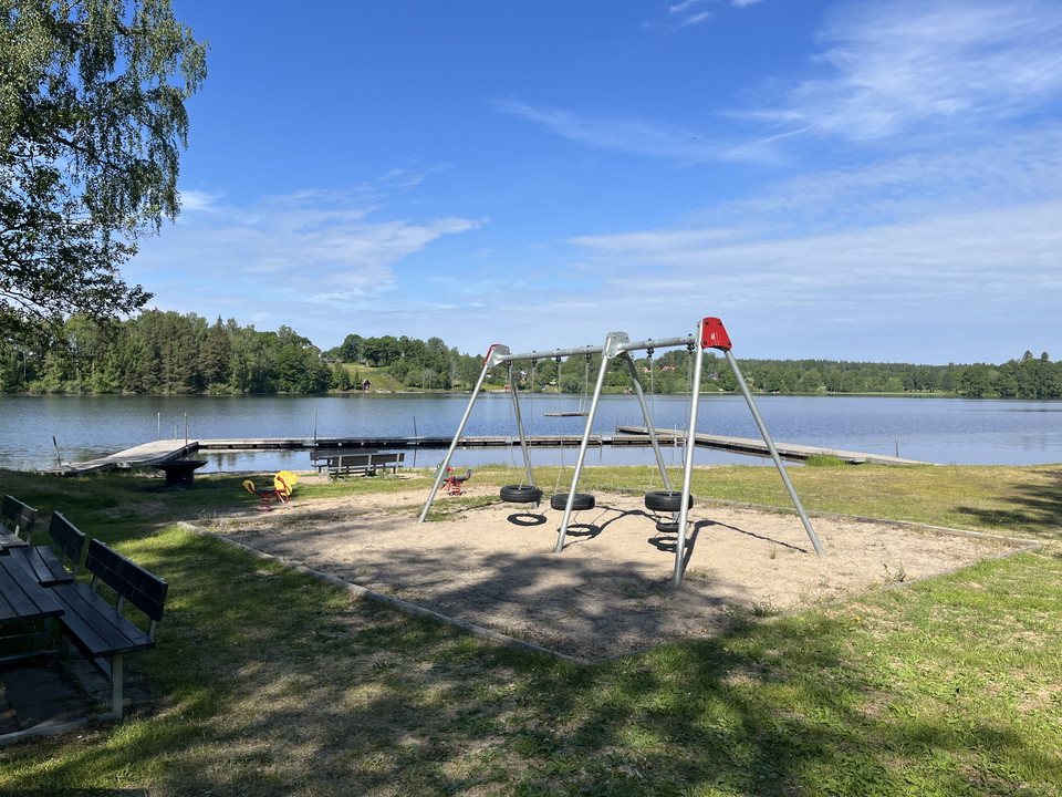 Vy över stranden och gungor