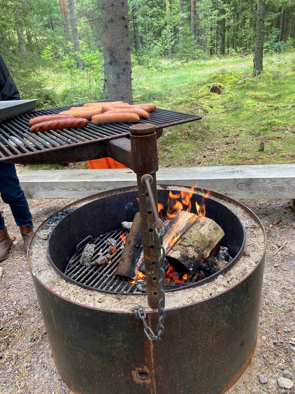 Grill med eld och korv på grillgaller