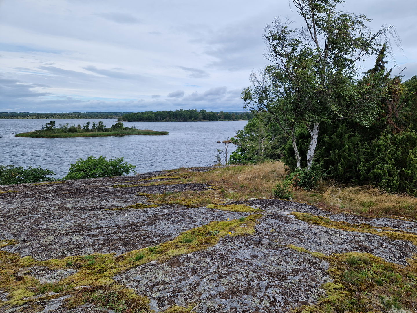 Vy över havet längs med Kvalmsörundan.