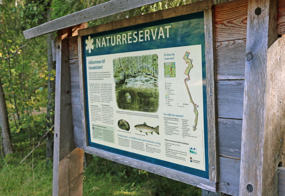 Informationstavla över naturreservatet.