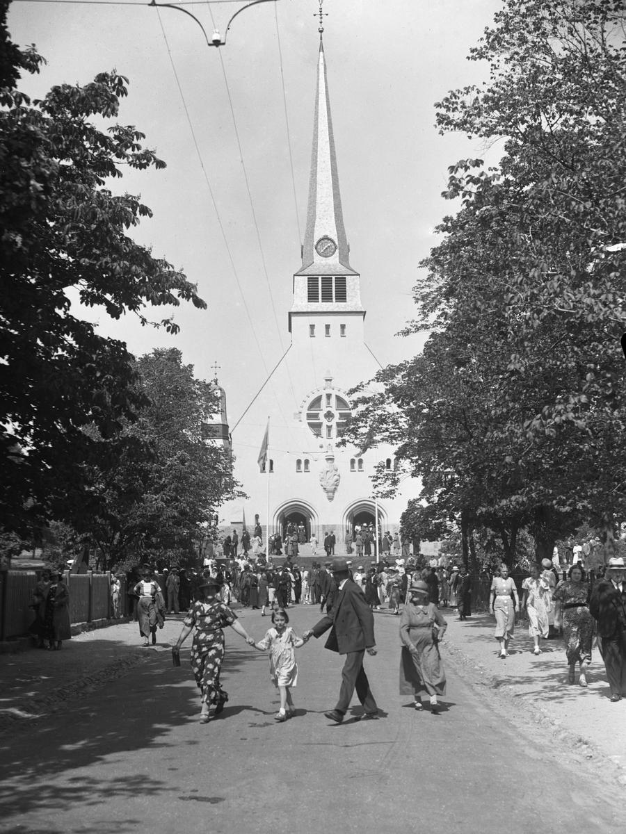 Människor på gatan utanför kyrkan 1936.