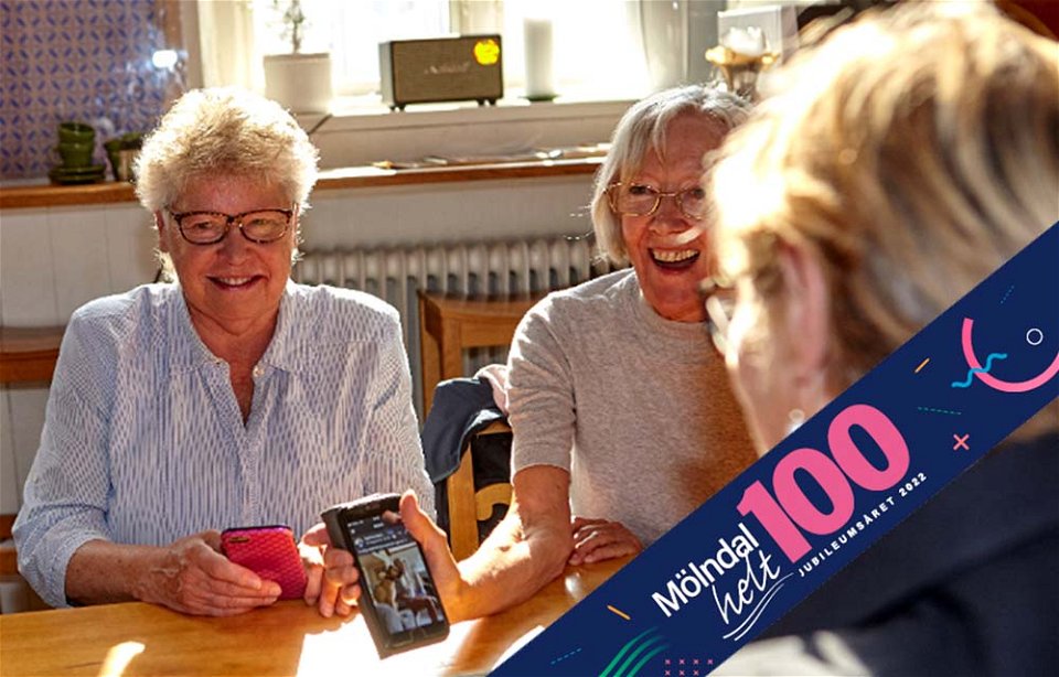 Seniorer som skrattar vid ett kaffebord
