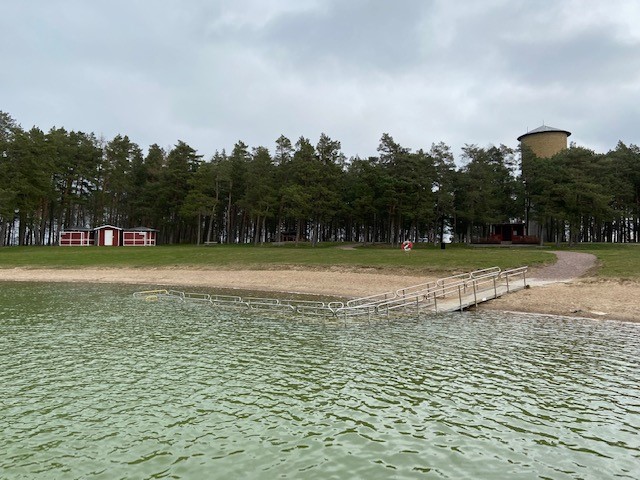 Bild på badramp ner i vattnet för rörelsehindrade